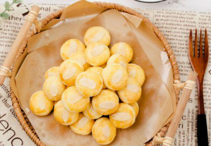 老少皆宜的蛋黃一口酥，香軟咸鮮，味美可口